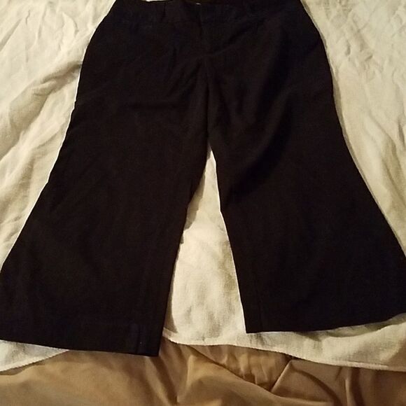 3 for $10 Daisy Fuentes capris - Picture 4 of 4